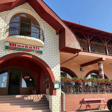 Muskatli Panzio Es Etterem Motel Ujhartyan Bagian luar foto