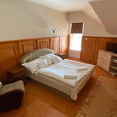 Muskatli Panzio Es Etterem Motel Ujhartyan Bagian luar foto