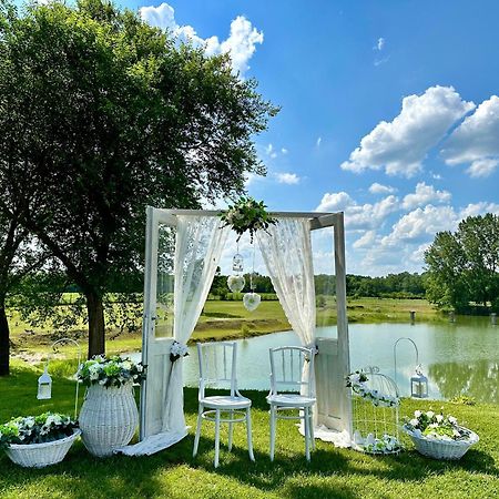 Muskatli Panzio Es Etterem Motel Ujhartyan Bagian luar foto