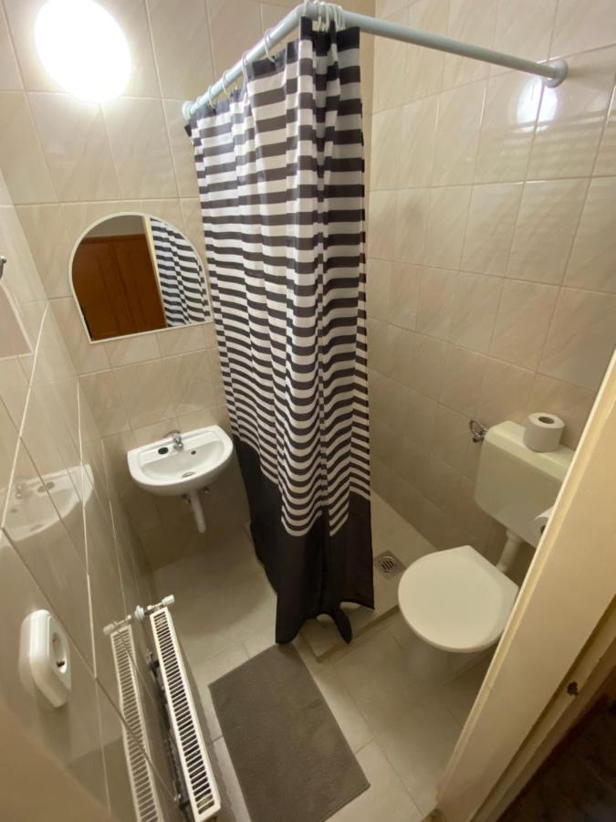 Muskatli Panzio Es Etterem Motel Ujhartyan Bagian luar foto