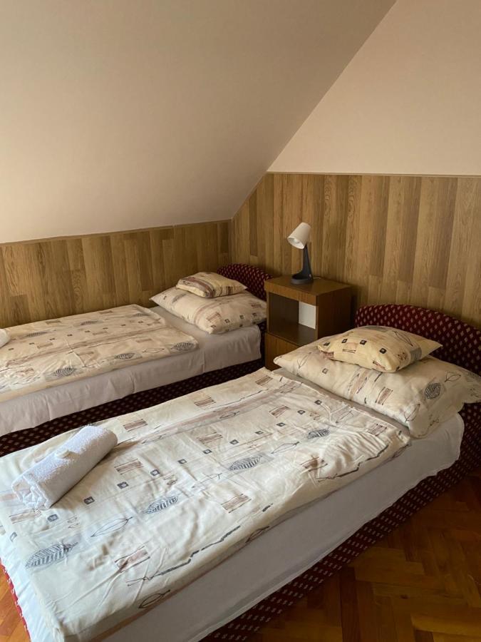 Muskatli Panzio Es Etterem Motel Ujhartyan Bagian luar foto