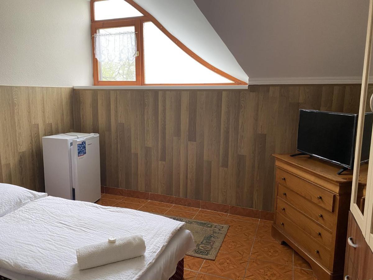 Muskatli Panzio Es Etterem Motel Ujhartyan Bagian luar foto