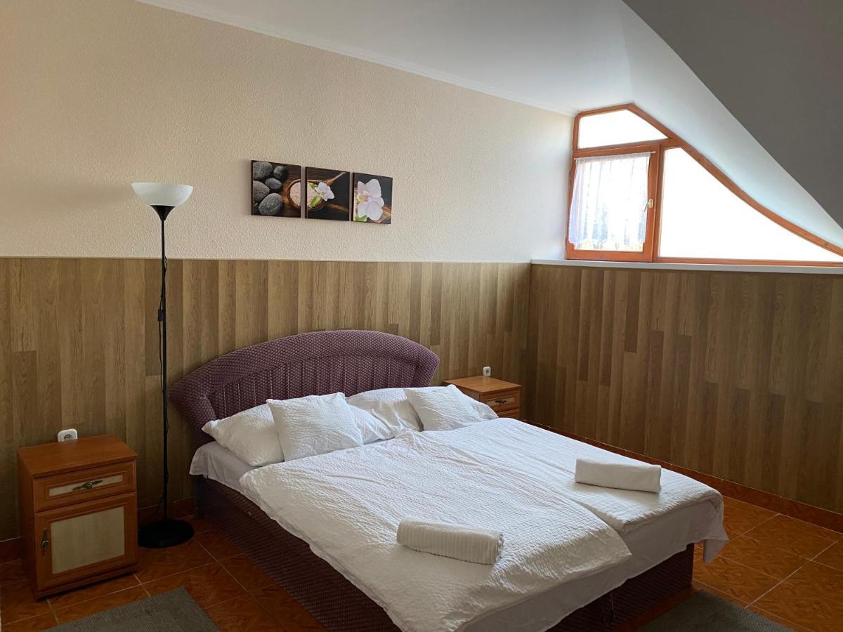Muskatli Panzio Es Etterem Motel Ujhartyan Bagian luar foto
