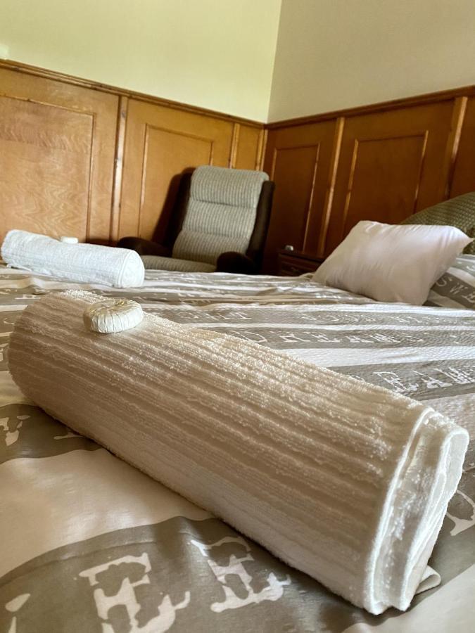 Muskatli Panzio Es Etterem Motel Ujhartyan Bagian luar foto