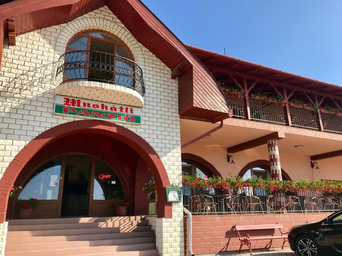 Muskatli Panzio Es Etterem Motel Ujhartyan Bagian luar foto