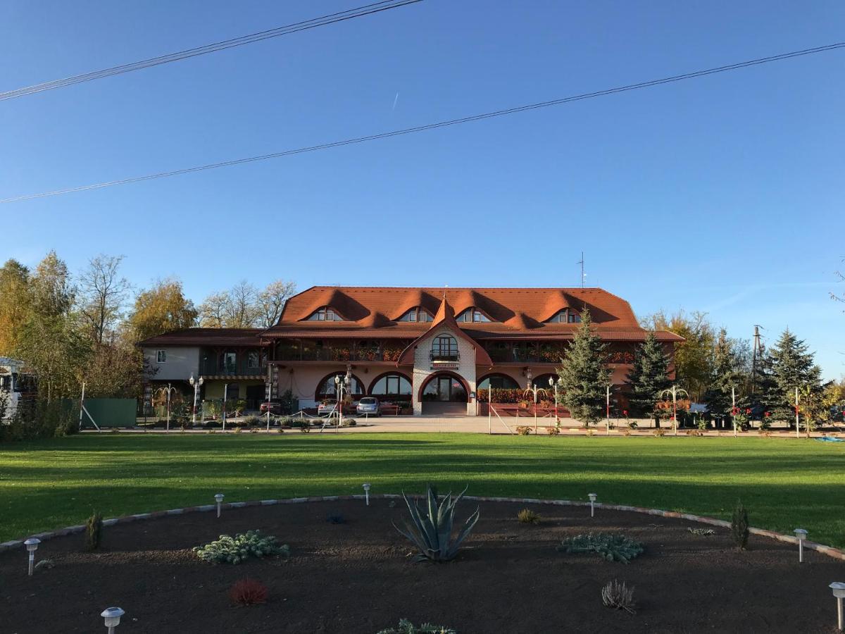 Muskatli Panzio Es Etterem Motel Ujhartyan Bagian luar foto