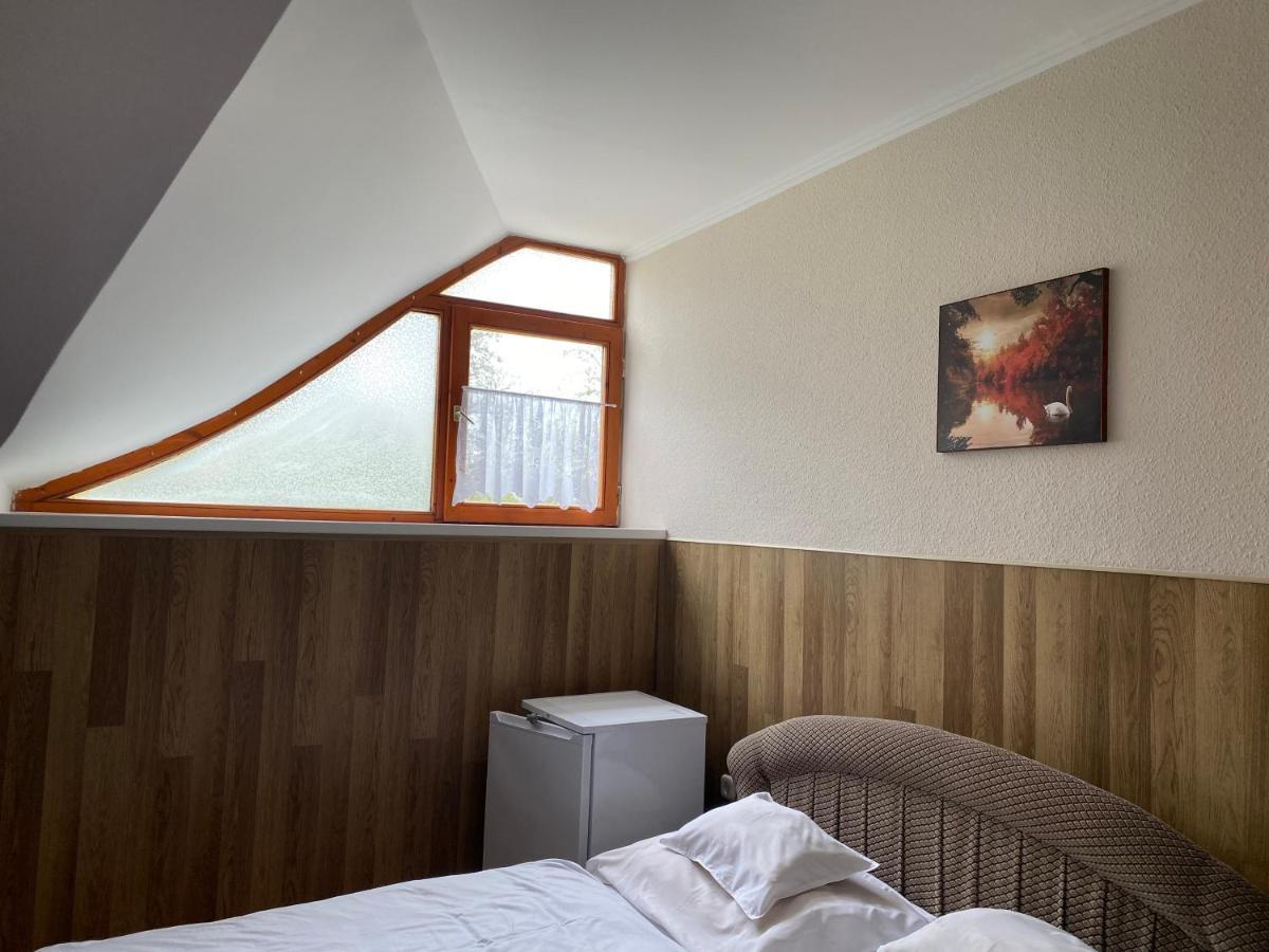 Muskatli Panzio Es Etterem Motel Ujhartyan Bagian luar foto