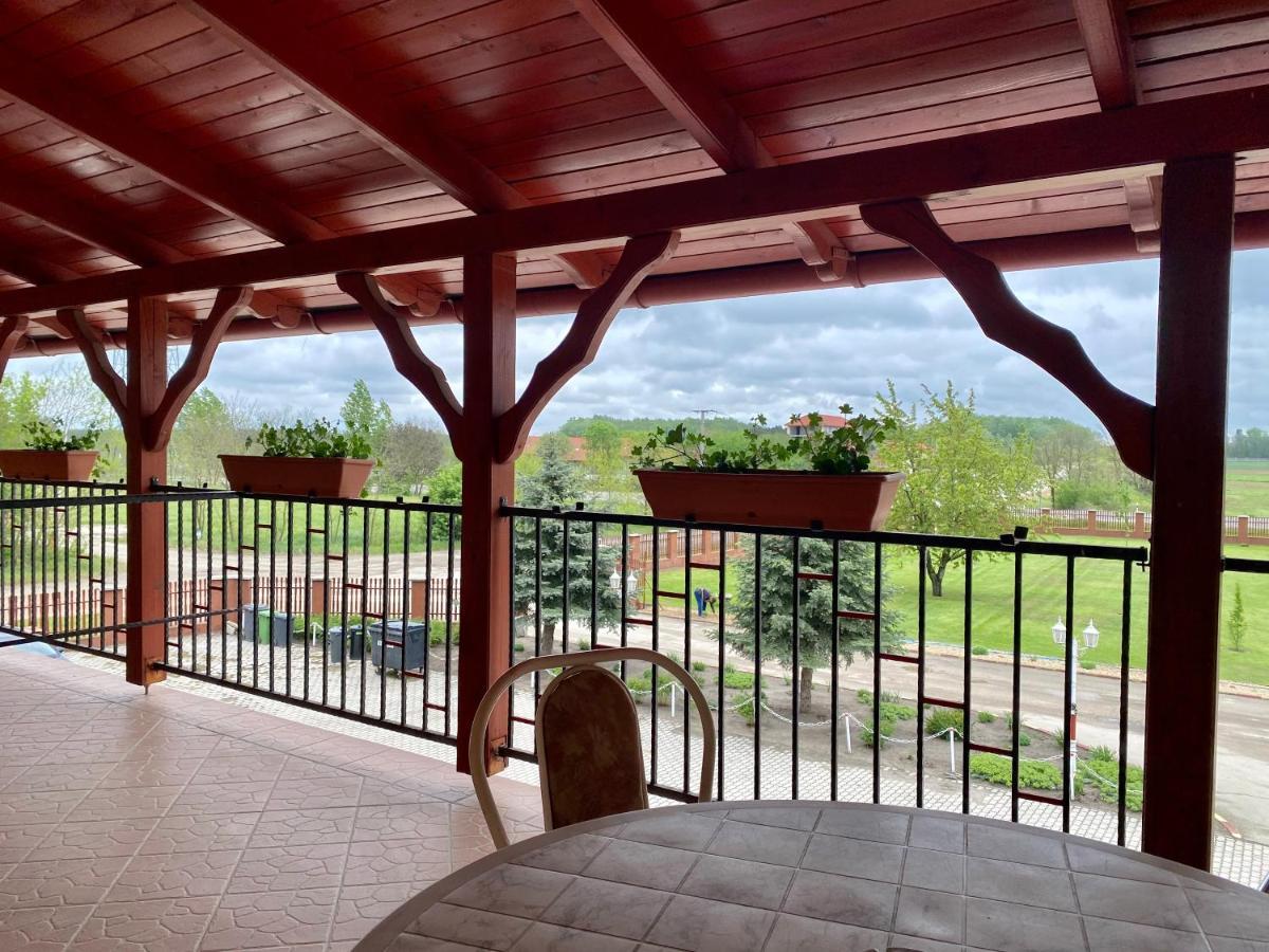 Muskatli Panzio Es Etterem Motel Ujhartyan Bagian luar foto