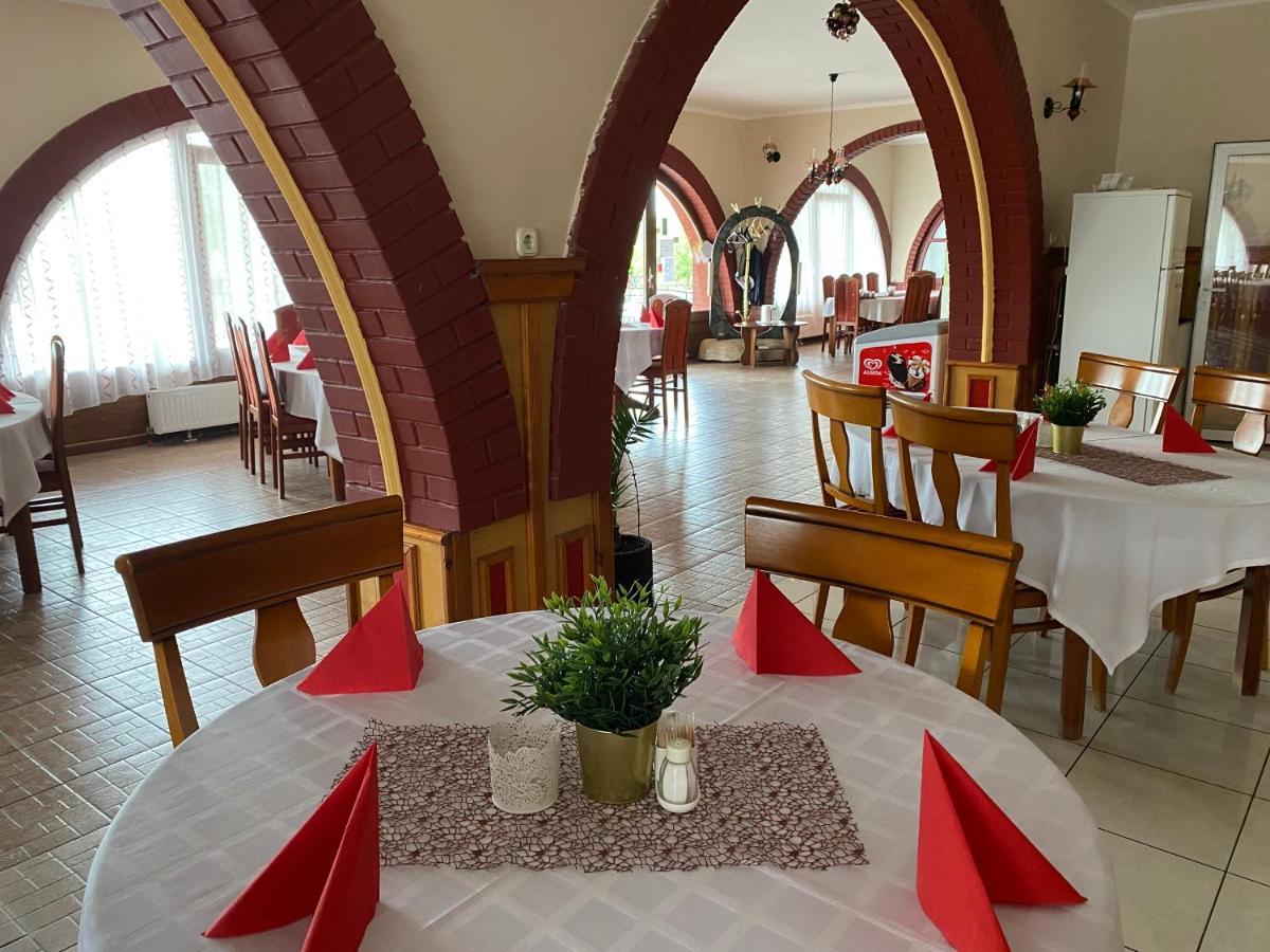 Muskatli Panzio Es Etterem Motel Ujhartyan Bagian luar foto