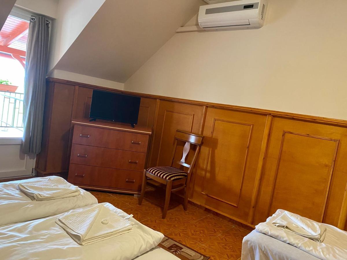 Muskatli Panzio Es Etterem Motel Ujhartyan Bagian luar foto