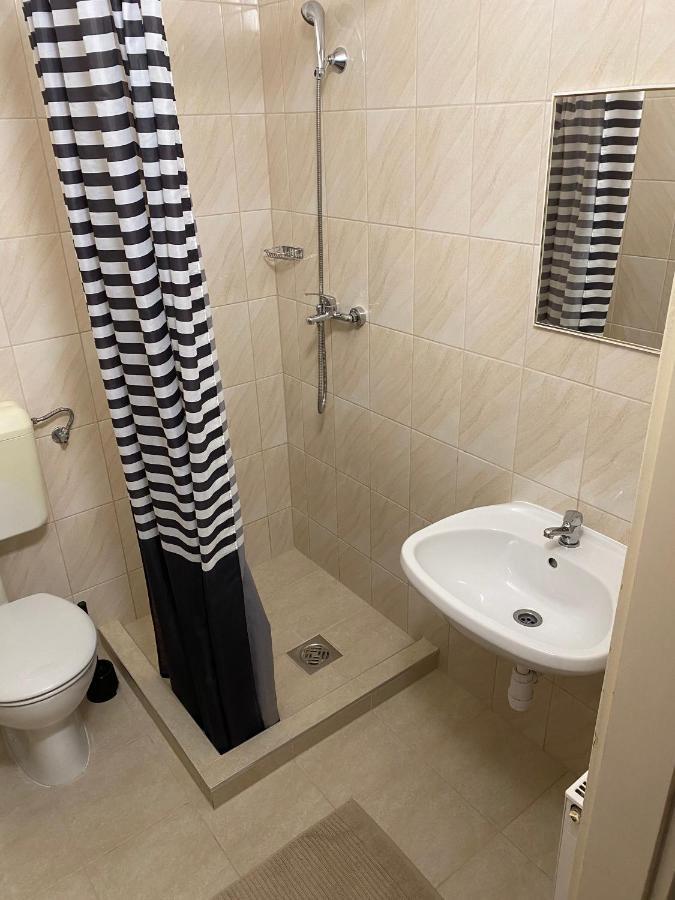 Muskatli Panzio Es Etterem Motel Ujhartyan Bagian luar foto