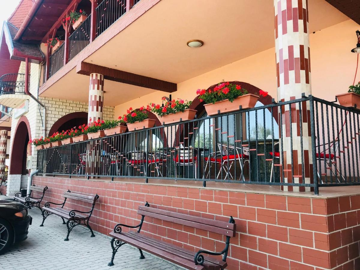 Muskatli Panzio Es Etterem Motel Ujhartyan Bagian luar foto