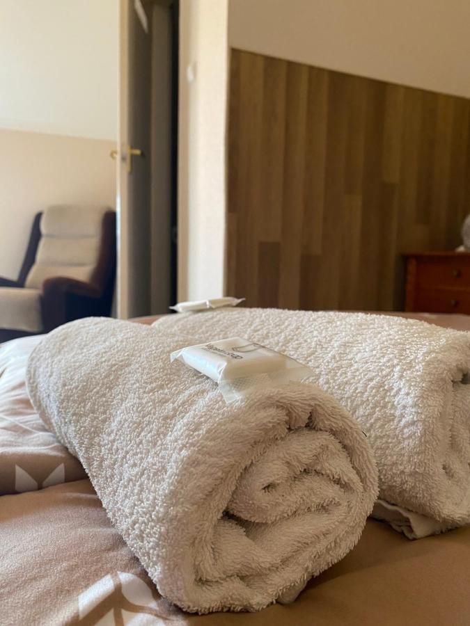 Muskatli Panzio Es Etterem Motel Ujhartyan Bagian luar foto