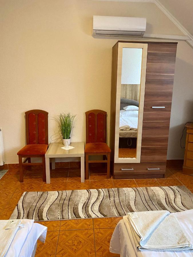 Muskatli Panzio Es Etterem Motel Ujhartyan Bagian luar foto