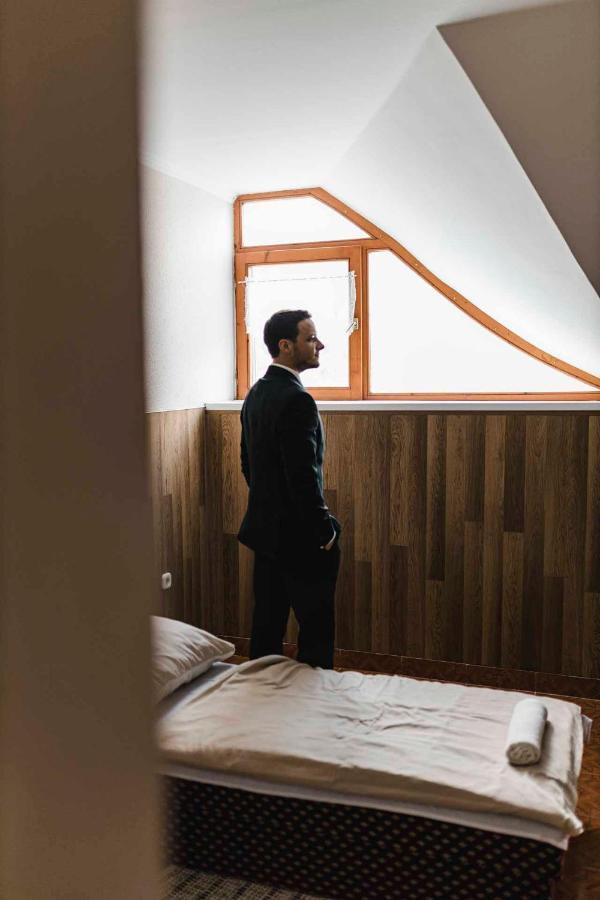 Muskatli Panzio Es Etterem Motel Ujhartyan Bagian luar foto