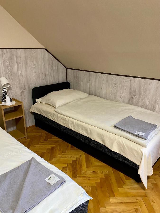 Muskatli Panzio Es Etterem Motel Ujhartyan Bagian luar foto