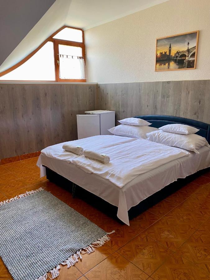 Muskatli Panzio Es Etterem Motel Ujhartyan Bagian luar foto