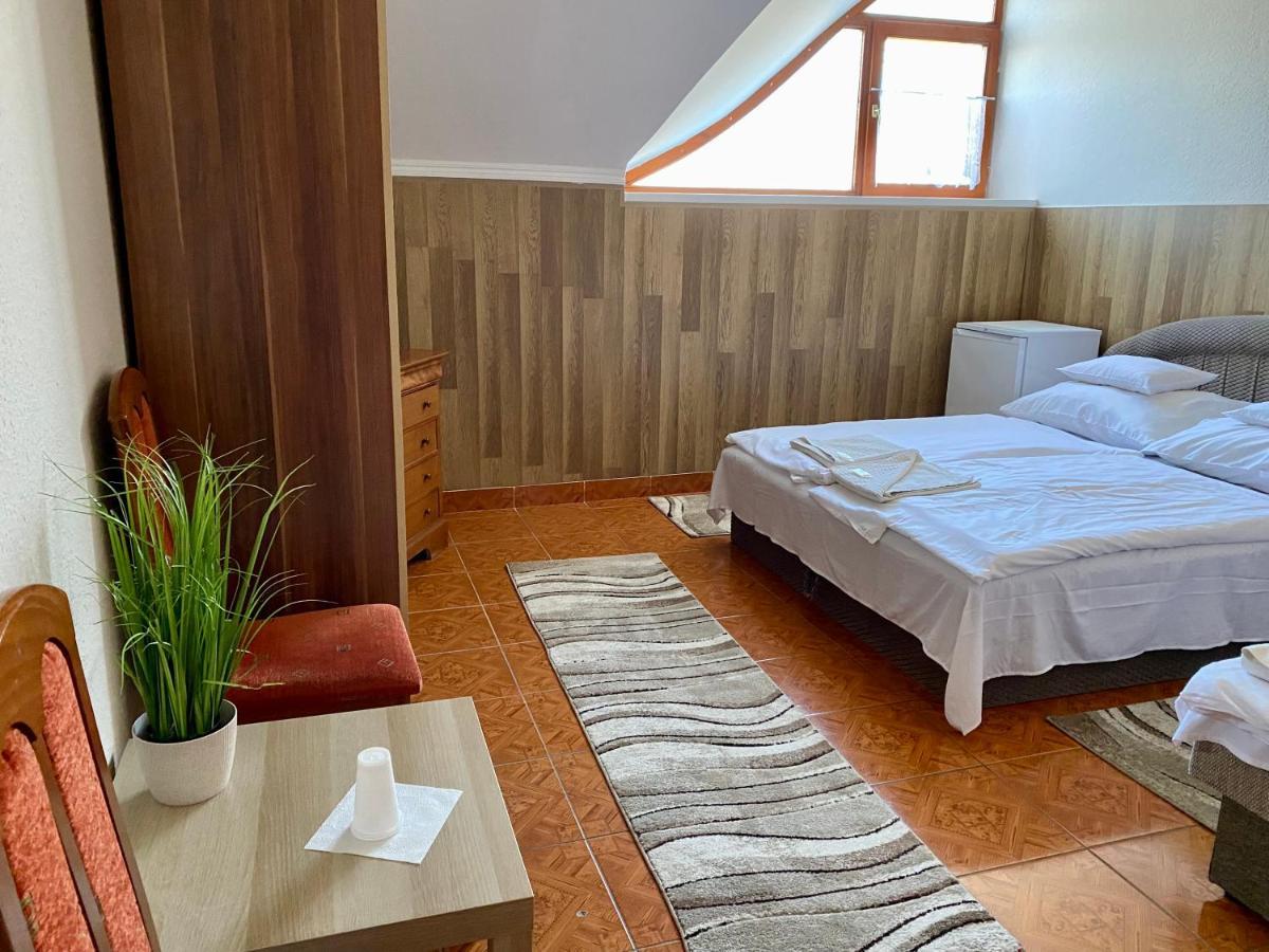 Muskatli Panzio Es Etterem Motel Ujhartyan Bagian luar foto