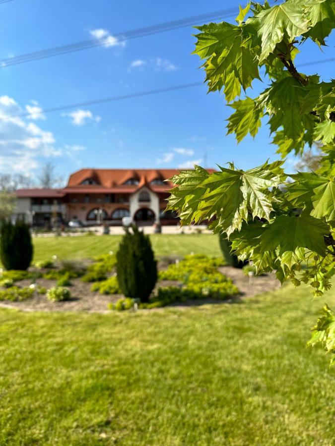 Muskatli Panzio Es Etterem Motel Ujhartyan Bagian luar foto