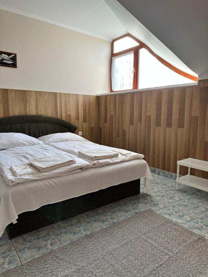 Muskatli Panzio Es Etterem Motel Ujhartyan Bagian luar foto