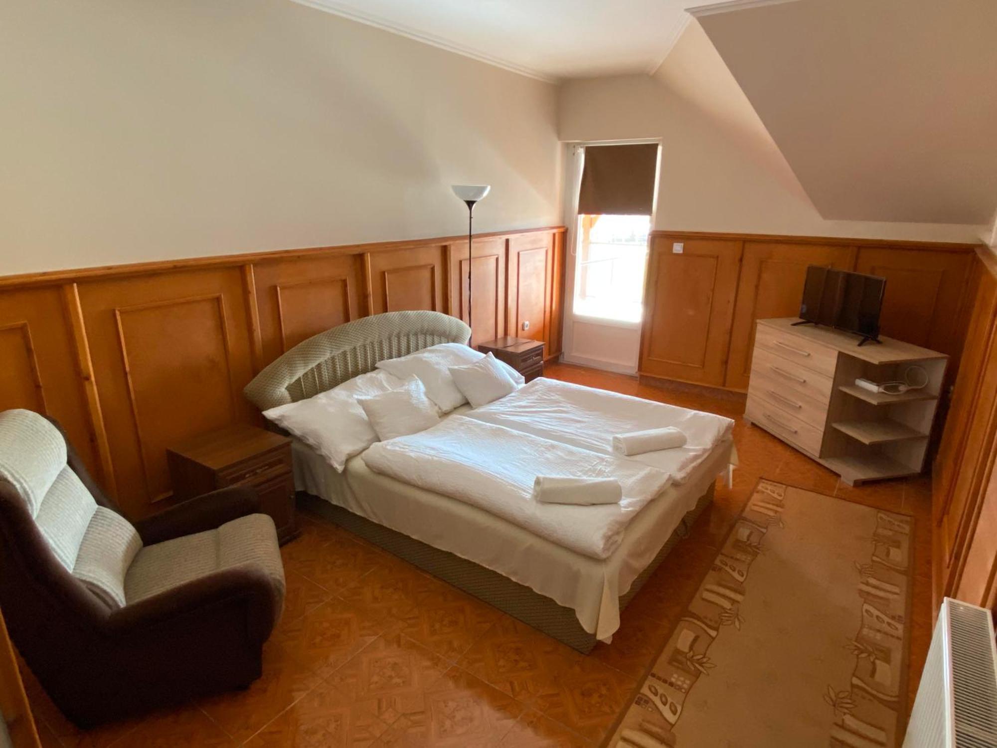Muskatli Panzio Es Etterem Motel Ujhartyan Bagian luar foto